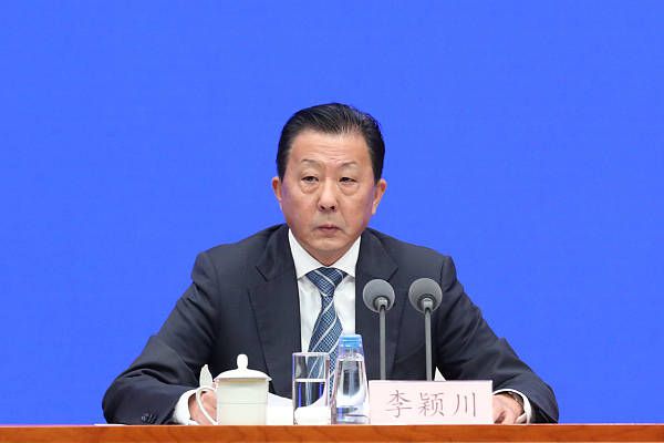 巴斯勒说道：“拜仁的后卫太少了，如果球队还有另外一两名中卫，那么于帕梅卡诺早就失去他的位置了。